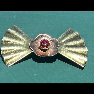 Vintage 14k yellow gold and  rose gold with pink sapphire flower bow brooch 4.2g